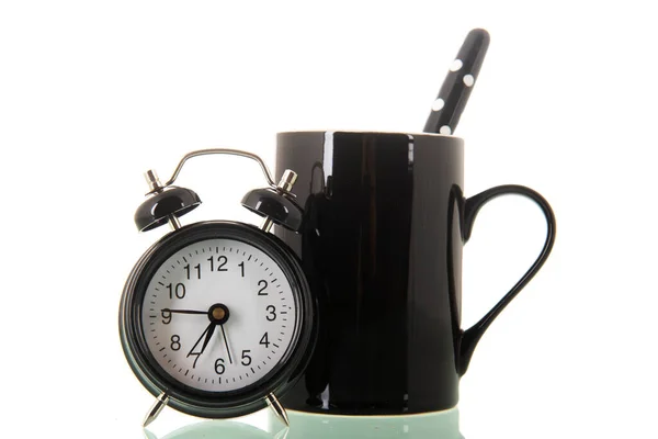 早上的咖啡加杯子和闹钟 — 图库照片