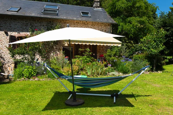 Hamak Připraven Odpočinku Slunci Francouzské Zahradě — Stock fotografie