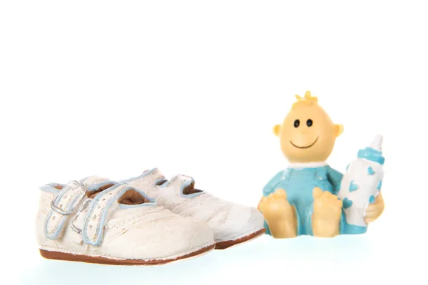 Kunstmatige Baby Schoenen Beeldje Geïsoleerd Witte Achtergrond — Stockfoto