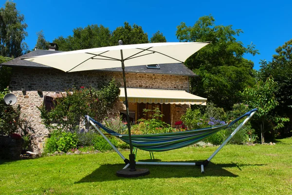 フランスの庭で太陽の下でリラックスする準備ができてハンモック — ストック写真
