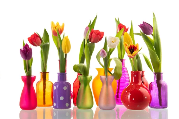 Kleine Glazen Vazen Met Kleurrijke Tulpen Geïsoleerd Witte Achtergrond — Stockfoto