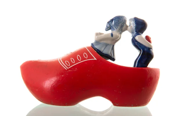 Holandês Sapatos Madeira Com Beijo Par Isolado Sobre Fundo Branco — Fotografia de Stock