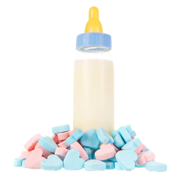 Dziecko Butelka Mleka Manekinem Różowy Niebieski Cukierki Serca Izolowane Białym — Zdjęcie stockowe