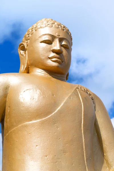 Κεφάλι Του Χρυσού Βούδα Κατά Μπλε Συννεφιασμένο Ουρανό — Φωτογραφία Αρχείου