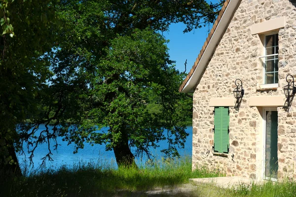上维安的法国景观中的湖泊和房屋 — 图库照片