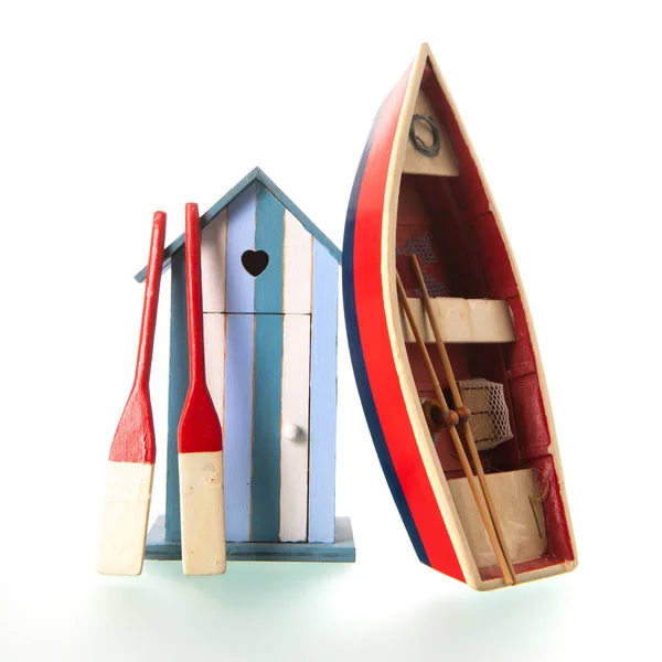 砂の中の小さな木製のビーチ小屋とボート — ストック写真