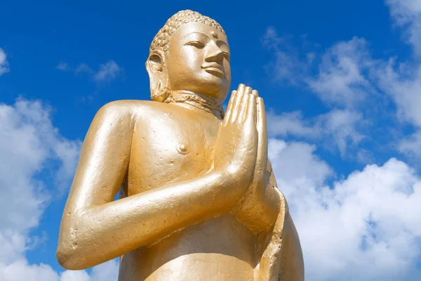 Hoofd Van Gouden Boeddha Tegen Blauwe Bewolkte Lucht — Stockfoto