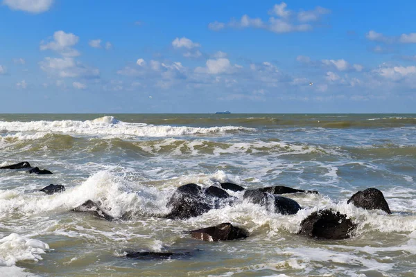Τοπίο Βράχια Και Κύματα Στη Θάλασσα — Φωτογραφία Αρχείου