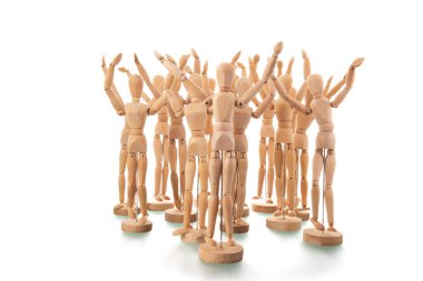 Birçok ahşap manken beyaz üzerine izole edilmiş.