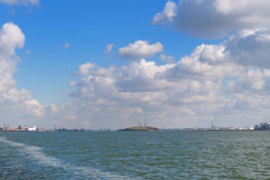 Ufukta sanayi bölgesinin manzarası