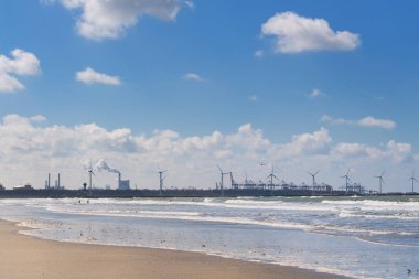 Manzara ve ufuk çizgisi sanayi bölgesi Dutch Hoek van Holland