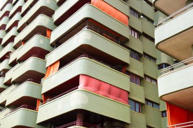 İspanya 'daki yüksek binalarda istiflenmiş daireler