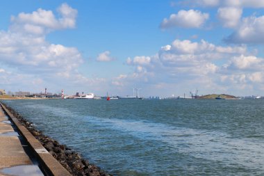 Hollandalı Hoek van Holland denizinde limandaki kargo gemisi