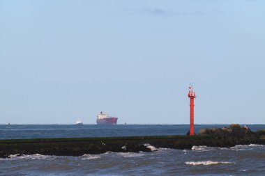 Denizde büyük bir kargo gemisi.