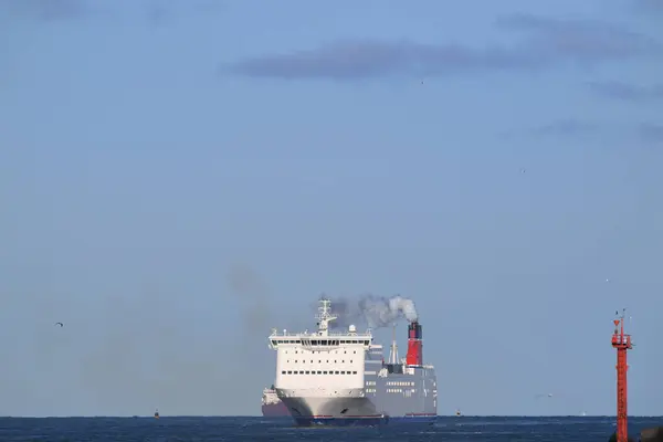 Witte Grote Cruiseboot Aan Zee — Stockfoto