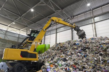 Vinçle plastik geri dönüşüm malzemesi toplandı