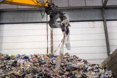 Vinçle plastik geri dönüşüm malzemesi toplandı