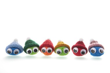 Gözleri kışın beyaz arka planda olan komik bebekler.