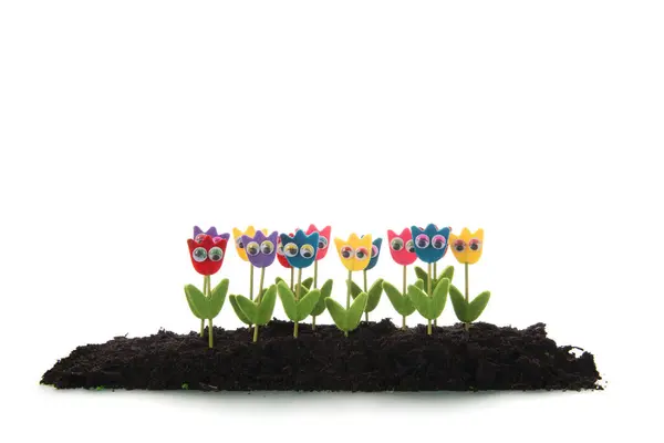Colorato Tulipani Artificiali Divertenti Nel Terreno Isolato Sfondo Bianco Foto Stock Royalty Free