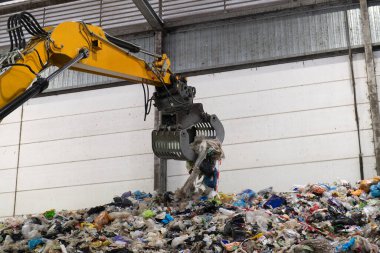 Sarı vinçle plastik geri dönüşüm malzemesi topladım.