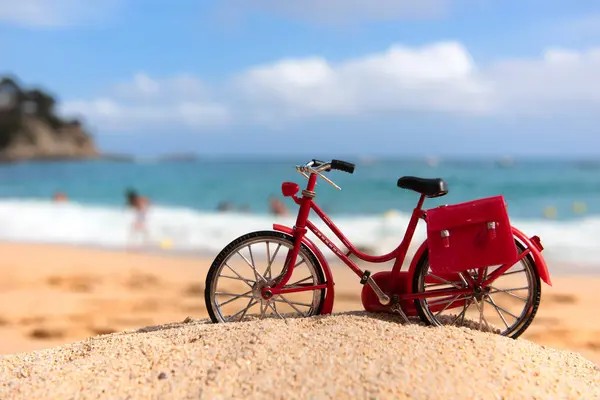 海滩上的红色女性自行车 图库图片