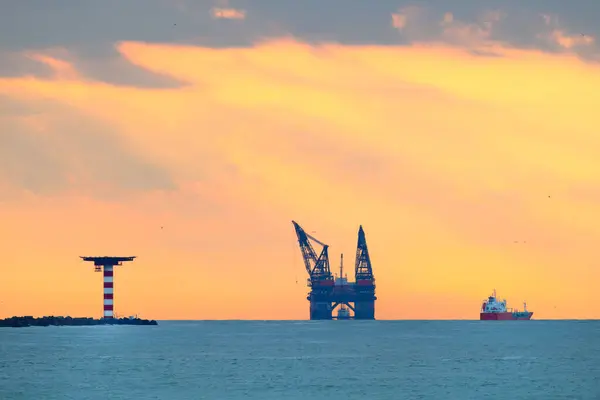 Oljerigg Solnedgången Till Havs Stockbild