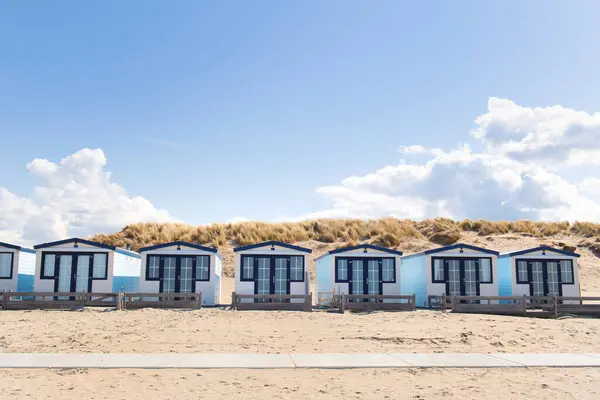 北海沿岸的排海滨小木屋 免版税图库照片