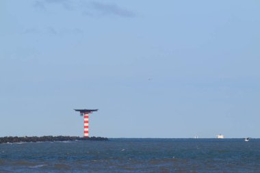 İniş sahnesindeki fener Kuzey Denizi 'nden gelen deniz suyunda.