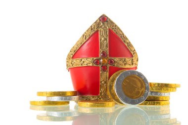 Beyaz zemin üzerinde izole edilmiş Sinterklaas mitre ve şeker sikkeleri