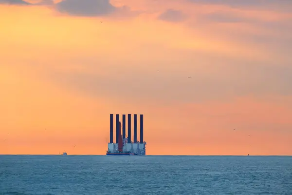 Ölplattform Sonnenuntergang Auf See lizenzfreie Stockfotos