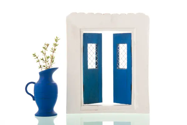 典型的希腊门和蓝色隔离在白色背景上的盆栽 免版税图库图片