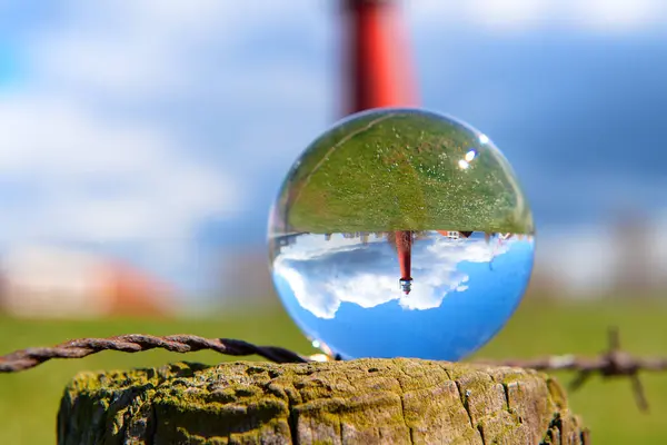 荷兰风景中玻璃碗里的红色灯塔 免版税图库图片