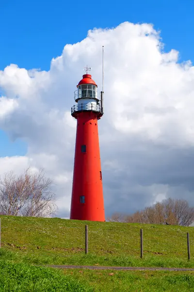 Hollanda Manzarasında Kırmızı Deniz Feneri Telifsiz Stok Fotoğraflar