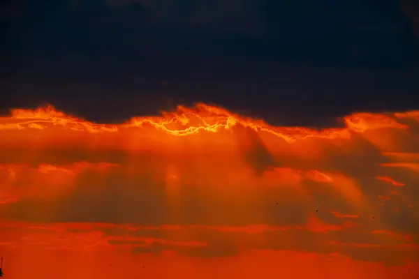 Solnedgång Med Solstrålar Himlen Royaltyfria Stockbilder