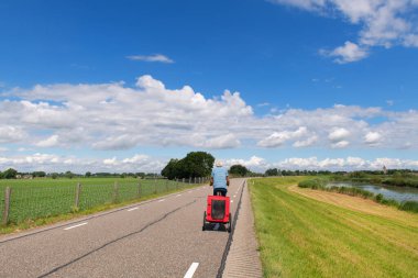 Hollanda 'da motosikletli bir adam köpek römorkuyla