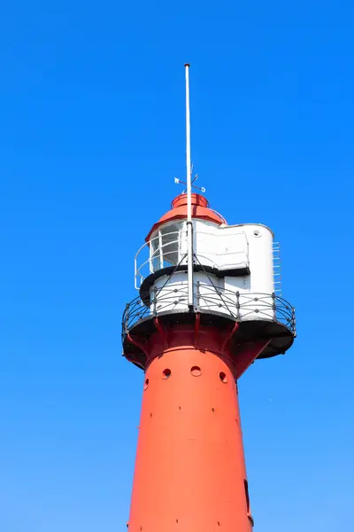 荷兰景观中的红色灯塔 免版税图库图片