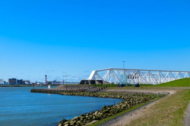 Hollanda nehrinde fırtına dalgası engeli