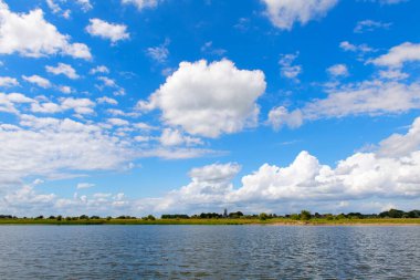 Hollanda nehri ve Zalk köyü yakınlarındaki IJssel manzarası