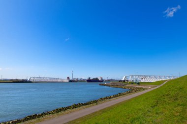 Hollanda nehrinde fırtına dalgası engeli