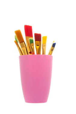 Beyaz arkaplan üzerinde izole edilmiş sanatçı için renkli fırçalar