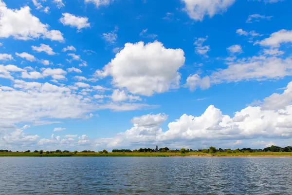 Hollanda nehri ve Zalk köyü yakınlarındaki IJssel manzarası