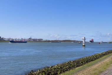 Hollanda nehrinin manzarası Maas kargo gemileriyle