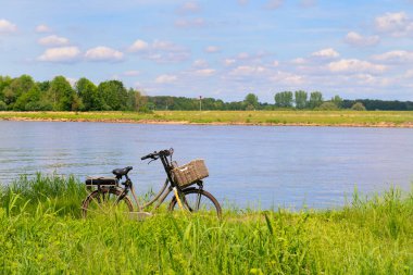 Hollanda nehrinin önündeki bisikletli manzara IJssel