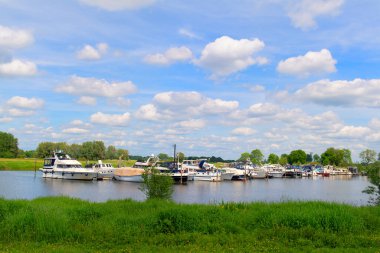 Hollanda limanındaki IJssel nehrinde dinlenme tekneleri