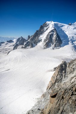 Aiguille Du Midi 'deki karlı dağlar Mont Blanc- Chamonix- Fransa