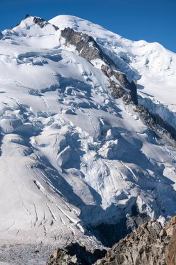 Aiguille Du Midi 'deki karlı dağlar Mont Blanc- Chamonix- Fransa