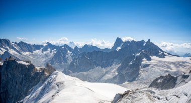 Aiguille Du Midi 'deki karlı dağlar Mont Blanc- Chamonix- Fransa