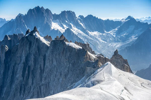 Aiguille Du Midi 'deki karlı dağlar Mont Blanc- Chamonix- Fransa