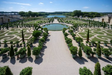 Latona çeşmesi ve Versailles parkı manzarası, Paris banliyöleri, Fransa - 29 Temmuz 2022