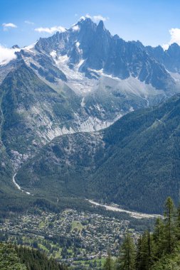 Kırmızı iğneli Mont Blanc Massif 'ten Chamonix Vadisi' nin manzarası yükseldi.